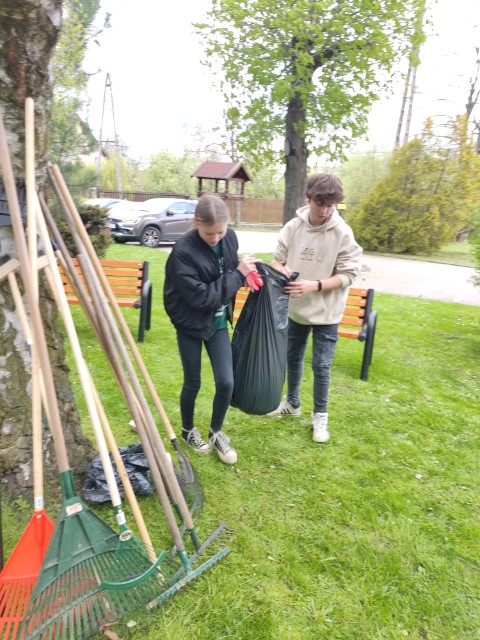 Młodzież pomaga w sprzątaniu terenu naszego Domu.