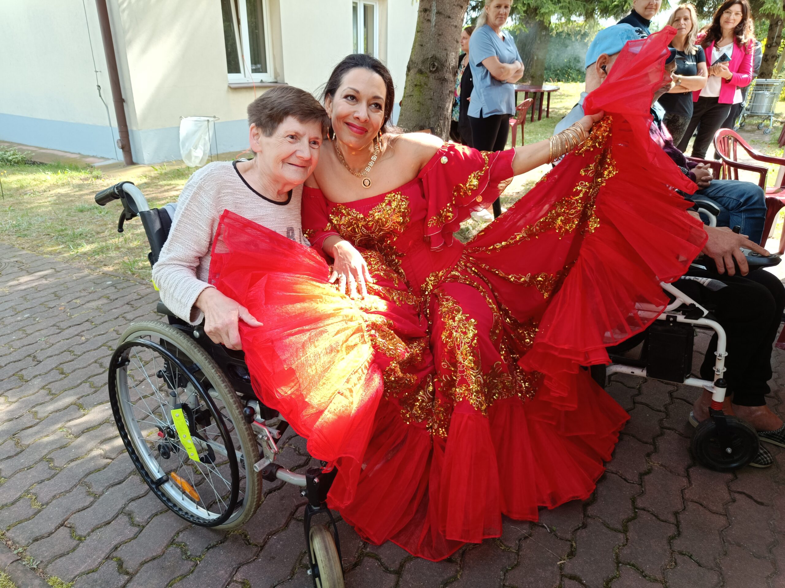 Pani w czerwcowej sukience z mieszkanką